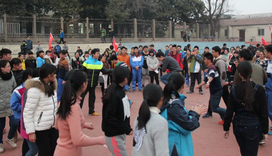 如何在篮球冬令营中加强体能训练?_2